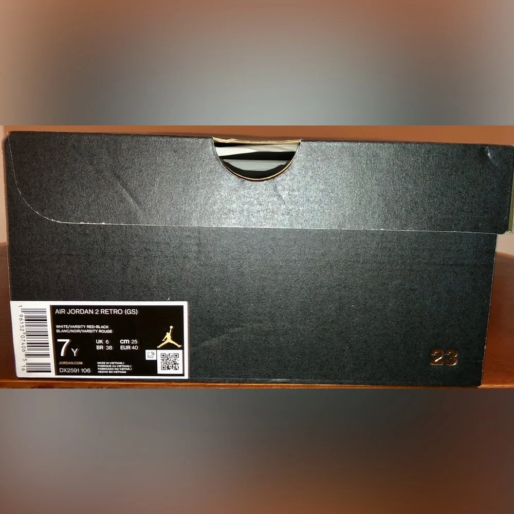 AIR JORDAN 2 RETRO “CHICAGO” BRAND NEW GRADE SCHOOL SIZE 7Y - Picture 2 of 2